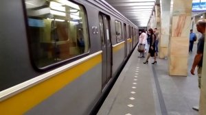 Метропоезд серии 81-720/721 «Яуза» - коллекторная, станция метро Варшавская Каховской линии.