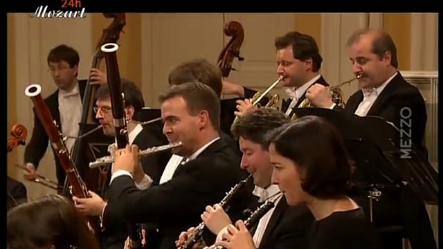 Mozart: Concerto for piano and Orchestra (d-minor) K.466, Uchida смотреть онлайн
