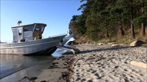 Катер выходит на берег, интересная конструкция