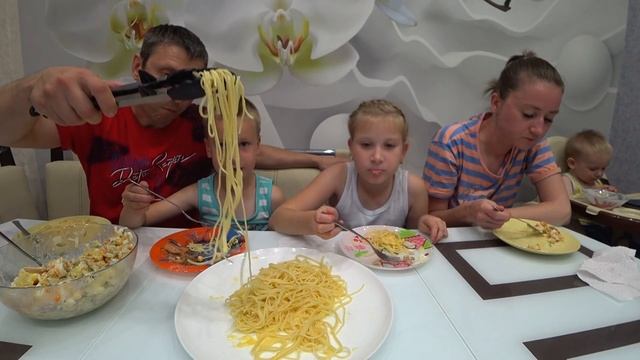 СЕМЕЙНЫЙ МУКБАНГ СПАГЕТТИ С СЫРОМ И ОЛИВЬЕ | MUKBANG SSPAGHETTI WITH CHEESE AND OLIVIER SALAD