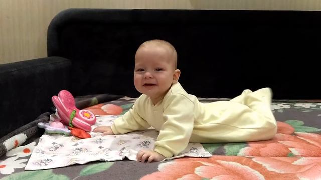 Мама- очень смешное слово. Ребёнок смеётся. смотреть онлайн