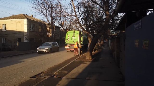 Уборка листьев на улице пылесосом смотреть онлайн