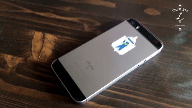 iPhone SE со светящимся гербом Ярославля смотреть онлайн