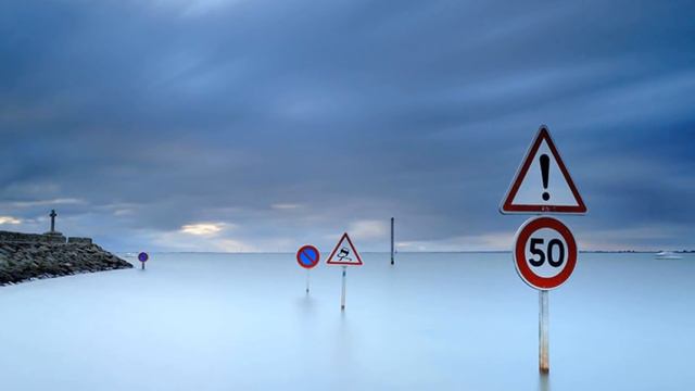 Кто не успел того смыло водой: трасса по которой можно проехать два раза в день смотреть онлайн