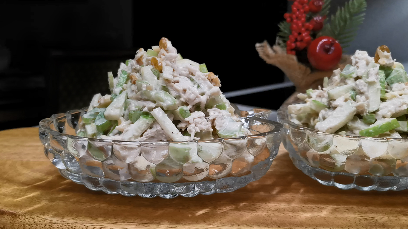 На столе столько всего, а мой салат "Свежесть" съедают первым. Идеальный салат на праздничный стол! смотреть онлайн