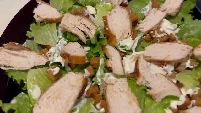 Салат ЦЕЗАРЬ! Самый простой способ приготовить в домашних условиях) смотреть онлайн