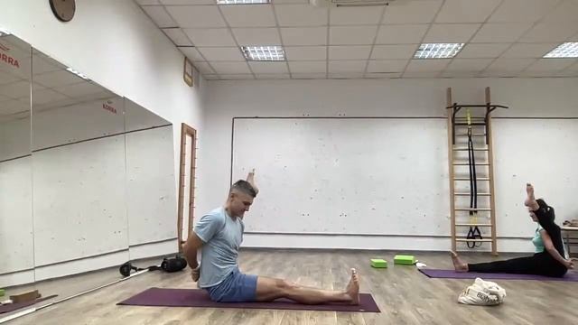 ФЛОУ ХАТХА ЙОГА для более продвинутых СЛОЖНЫЕ АСАНЫ мощное вытяжение и раскрытие тазобедренных смотреть онлайн