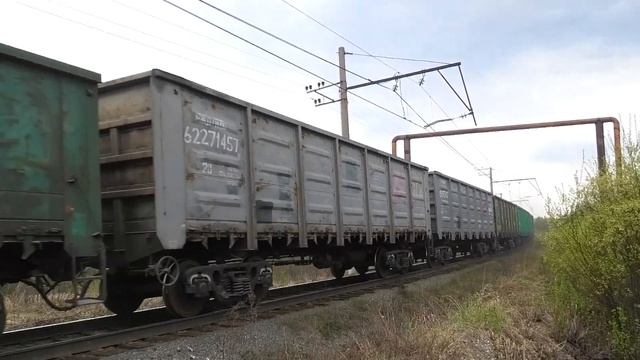 ТЭМ7А-0184 с небольшим грузовым поездом на скорости