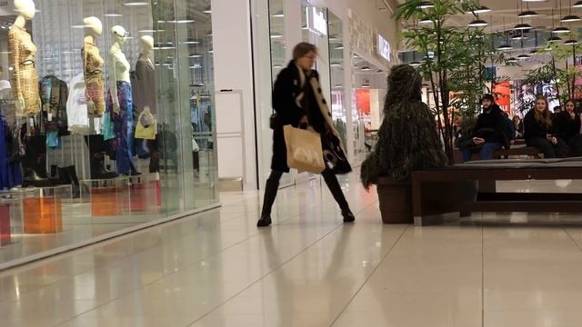 ПРАНК: КУСТ КОШМАРИТ ПРОХОЖИХ В "ТЦ АВИАПАРК" смотреть онлайн