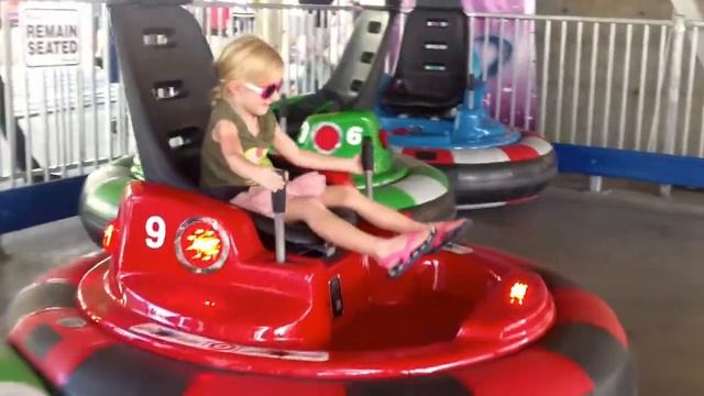 Trying the new ride at Castaway Cove смотреть онлайн