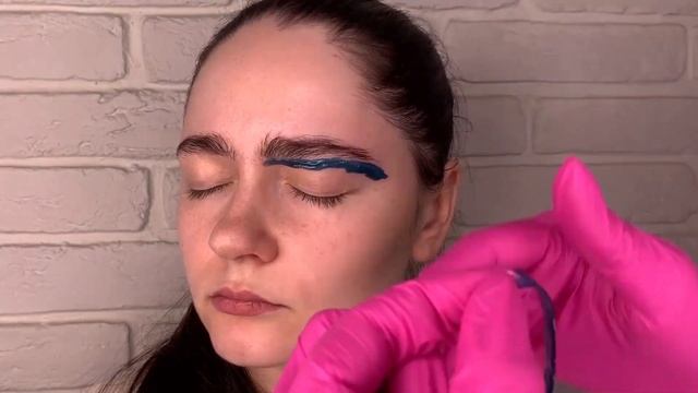 Коррекция бровей воском поэтапно | Мини урок по эпиляции бровей на модели смотреть онлайн