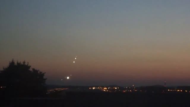 4 planes in a queue to land at London Heathrow. A380, 777-300ER, A340, 747, смотреть онлайн