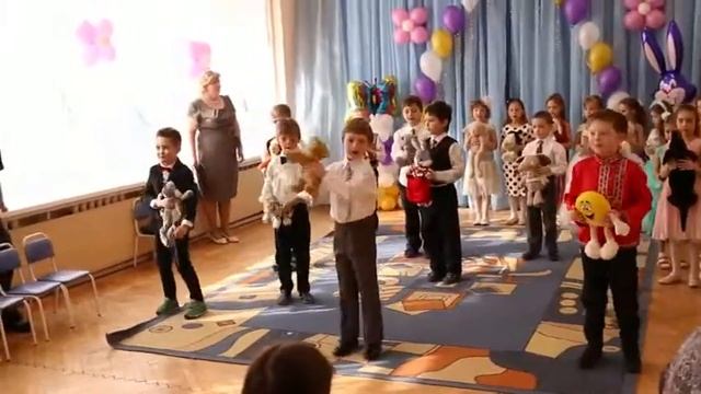 Рома Казак. Выпускной в дет саду 24-04-2015, Танец с игрушкой смотреть онлайн