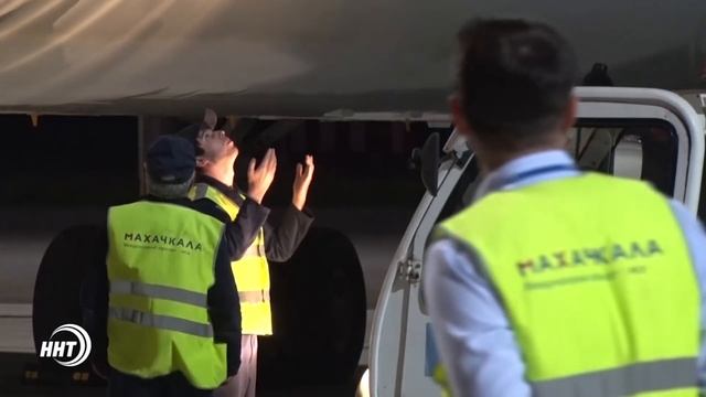 Боинг 767- 200 приземлился в аэропорту Махачкалы смотреть онлайн
