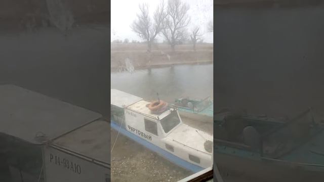 Заканчивает строить домик над водой для отдыхающих. Готовится к сезону 2019 г. смотреть онлайн