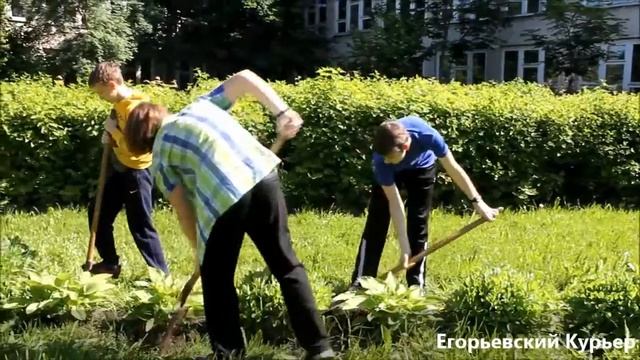 Учащиеся школы №4 благоустраивают пришкольный двор смотреть онлайн