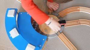 Детская деревянная железная дорога. Собираем и играем