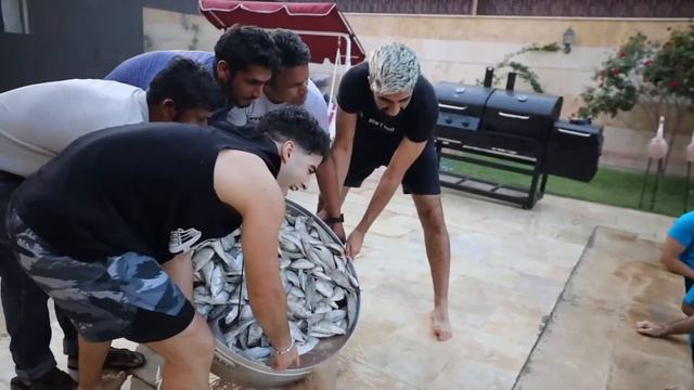 أخر شخص يخرج من المسبح يربح $10,000 !! الشباب ضد البنات смотреть онлайн