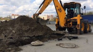 Экскаватор трактор копает яму