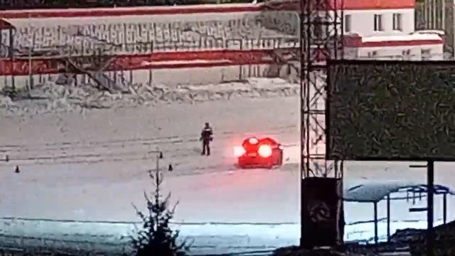 Что делает эта машина на детском катке?? смотреть онлайн