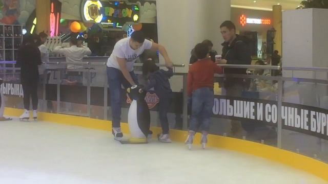 Катание на катке в трц МЕГА в Астане смотреть онлайн