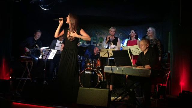 Лена Семенова - Занято (музыка Илья Седельник, слова Дмитрий Грачев) (живое выступление) смотреть онлайн