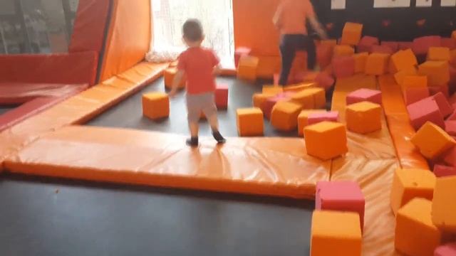 Аутизм. Занятия в окружении людей. смотреть онлайн