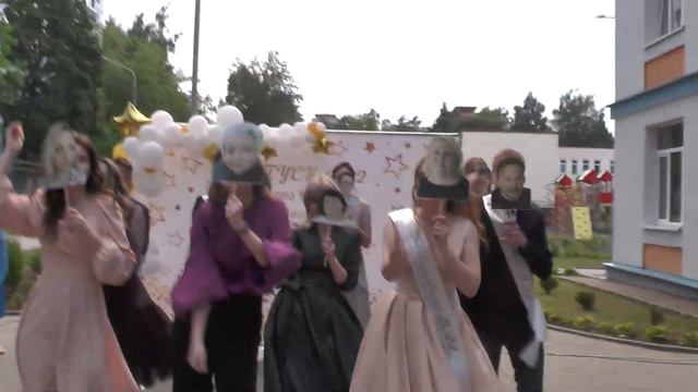 Очень смешной танец на выпускном смотреть онлайн
