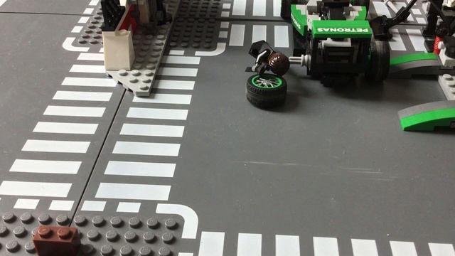 Lego F1 Ferrari vs. Mercedes StopMotion (Remastered Version) смотреть онлайн