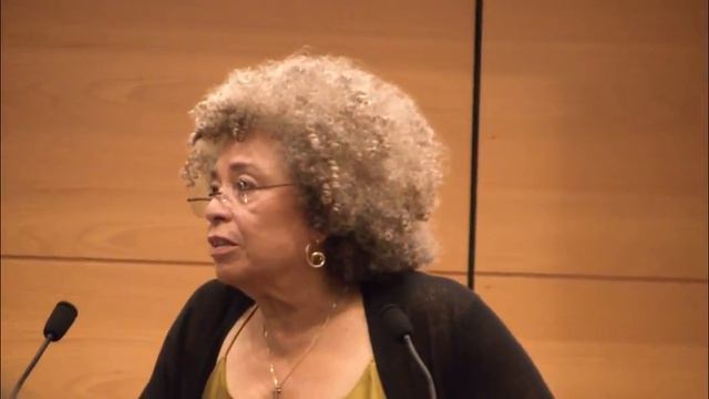 Angela Davis at Roma Tre University 2016: Part I смотреть онлайн