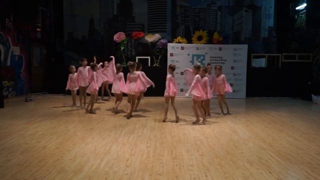 Ведущий творческий коллектив г. Москвы Студия художественной гимнастики "Вдохновение" - Лебеди смотреть онлайн