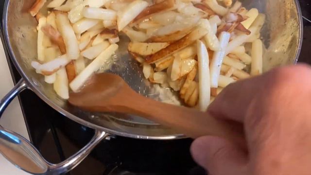 Жареный по деревенски картофель с сыром. смотреть онлайн