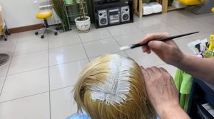 Обесцвечивание желтых волос и чёрных отросших корней.  Белоснежный платиновый блонд  Hair lightenin