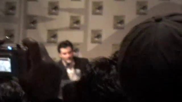 Smallville Comic Con 2009 Part 2 - Batman nabs Tom Welling's name plaque...damn him... смотреть онлайн