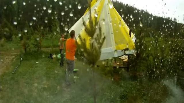 Сильный ветер в Свердловской области сломал беседку
