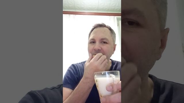 ПЬЮ ХОЛОДНОЕ МОЛОКО С БЕЛЫМ ХЛЕБУШКОМ смотреть онлайн