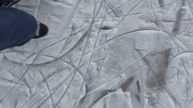 Лед растрескался на катке в Калуге