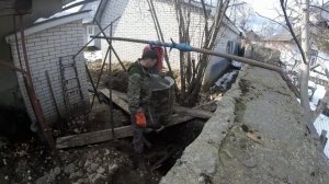 Как опустить бетонное кольцо своими руками Легкий способ монтак кольца