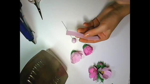 Космея из фоамирана на заколках.