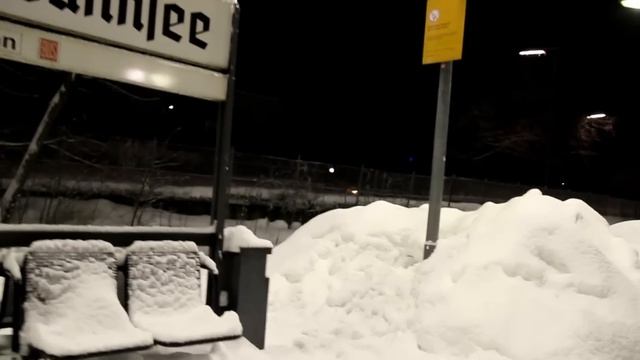 Schneechaos in Berlin: Riesige Schneeberge im Bahnhof Berlin-Wannsee смотреть онлайн