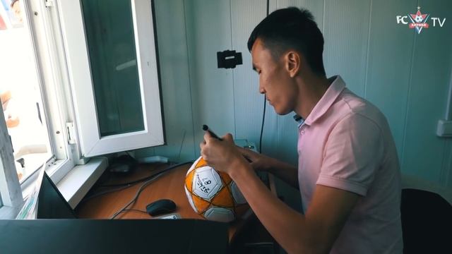 Купи билет у футболиста! Александр Симчевич и Багдат Каиров. смотреть онлайн