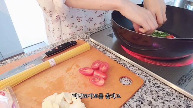 일본 도쿄 브이로그 l 깻잎 페스토로 피자와 파스타 만들기, 가지 탕수육, 강아지 간식 만들기, 마트 장보기 смотреть онлайн