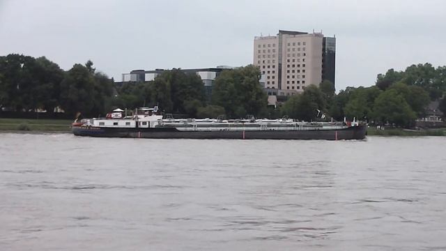 Oil tanker BITUMINA II traveling on the Rhine смотреть онлайн