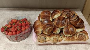 Собираемся на Ладогу за судаком. Пекла булочки с маком и сделала клубничный компот.