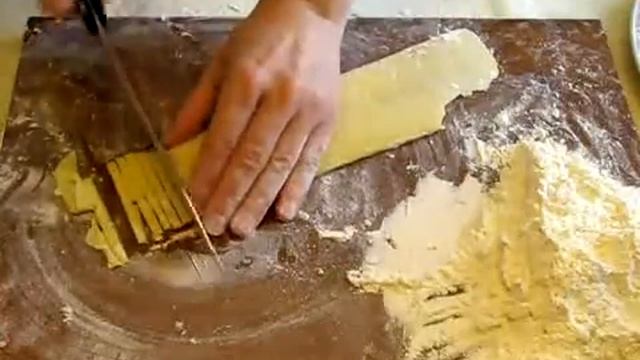 Куриный бульон с домашней лапшой и яйцом-пашот смотреть онлайн