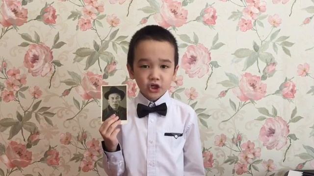 Ученик 1-А класса Абыкеев Эмир читает стихотворение собственного сочинения "День Победы!" смотреть онлайн