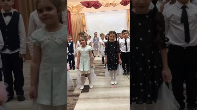 Дочка читает стих для мамы в зале / Праздник 8 марта / Детский сад Москвы / Утренник / Детство смотреть онлайн