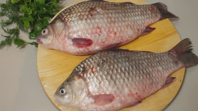 Жареный карась без костей. Как вкусно и просто пожарить карася. Fish. смотреть онлайн