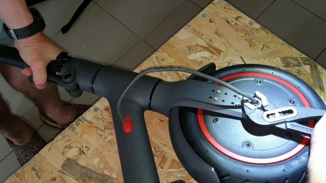 Девушка на электросамокате. Электросамокат Mijia Pro апгрейд. Апгрейд электросамокатов в Минске. смотреть онлайн