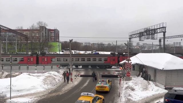 Электропоезд ЭД4М - 0432 на переезде у пл.Нагатинская Павелецкого направления смотреть онлайн